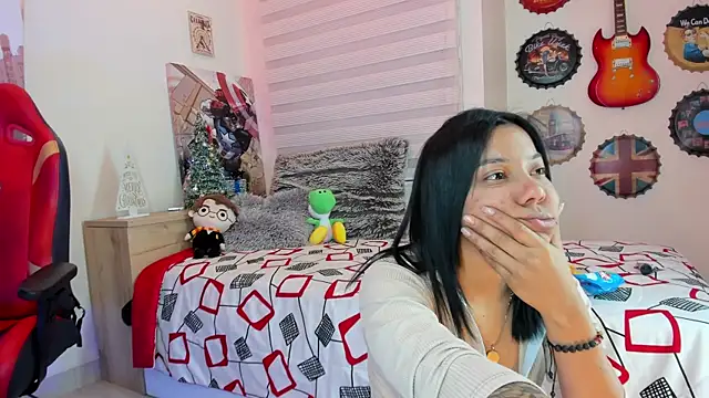 Snapshot of madelyn_rose_ chatting on December 12, 2:04 am madelyn rose online show from December 12, 2:04 am