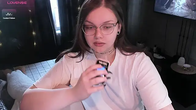 EvaBae online show from December 5, 9:06 am