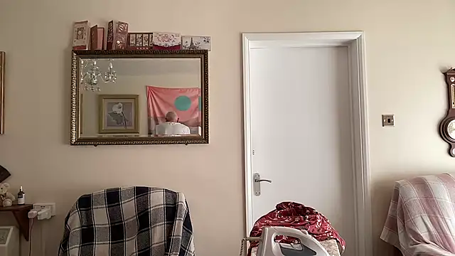 Snapshot of cutaboverest chatting on September 30, 1:05 pm cutaboverest online show from September 30, 1:05 pm