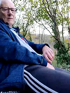 Snapshot of cutaboverest chatting on November 3, 3:35 pm cutaboverest online show from November 3, 3:35 pm