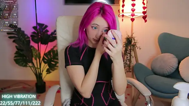 Snapshot of Selena_Lily chatting on February 23, 10:20 pm Selena Lily online show from February 23, 10:20 pm