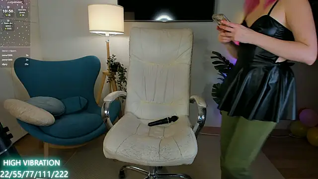 Snapshot of Selena_Lily chatting on March 20, 4:42 pm Selena Lily online show from March 20, 4:42 pm