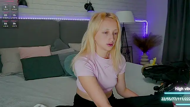 Snapshot of Selena_Lily chatting on September 11, 12:27 pm Selena Lily online show from September 11, 12:27 pm