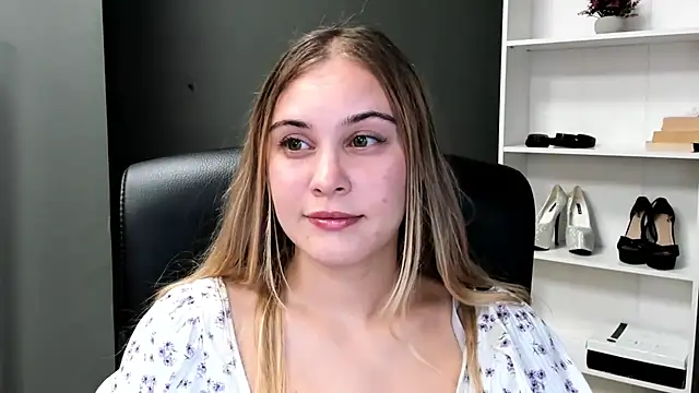 Snapshot of kitty_valeria chatting on July 27, 9:11 pm kitty valeria online show from July 27, 9:11 pm