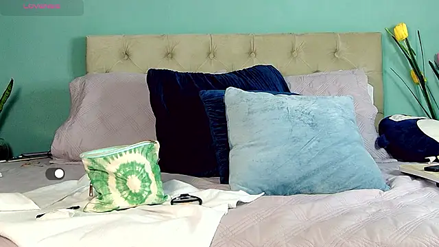 yanella fire online show from March 8, 11:25 am