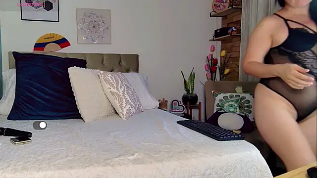 Snapshot of yanella_fire chatting on July 21, 7:05 pm yanella fire online show from July 21, 7:05 pm