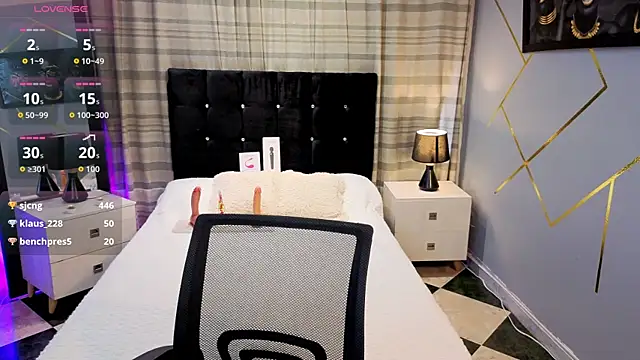 Megan Do Santos online show from December 16, 8:25 pm