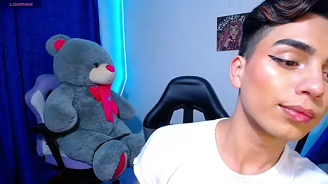 OwenBluee online show from May 28, 6:43 am