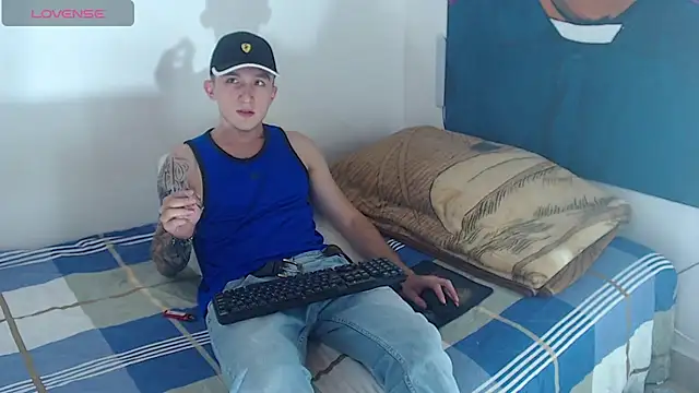 Snapshot of Dylanwhite23_ chatting on January 18, 4:15 am Dylanwhite23 online show from January 18, 4:15 am