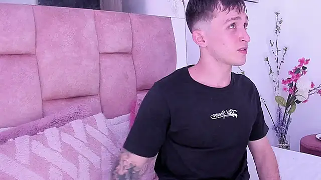 Snapshot of Dylanwhite23_ chatting on February 25, 5:41 am Dylanwhite23 online show from February 25, 5:41 am