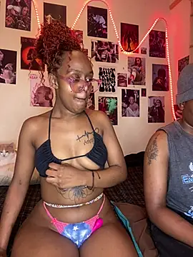 Snapshot of naughtybitches5 chatting on December 6, 5:42 am naughtybitches5 online show from December 6, 5:42 am