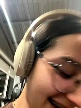 Snapshot of _vaness chatting on November 28, 5:10 am vaness online show from November 28, 5:10 am