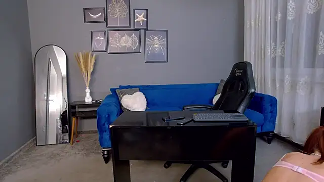 AnneHove online show from December 4, 7:00 pm