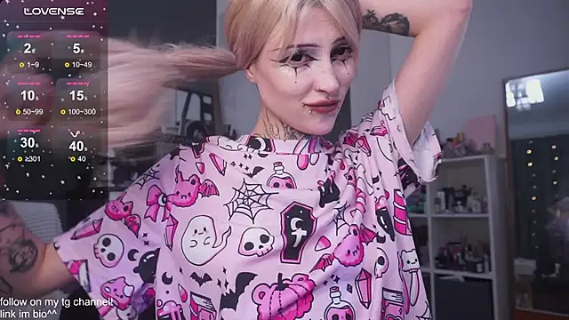 Snapshot of fraulein_mooon chatting on September 23, 8:12 pm fraulein mooon online show from September 23, 8:12 pm