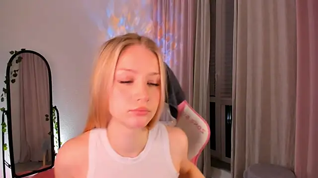 Snapshot of Eva_Davi chatting on February 24, 2:42 am Eva Davi online show from February 24, 2:42 am