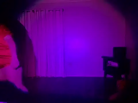 Snapshot of Milfshakecafe chatting on December 7, 5:15 am Milfshakecafe online show from December 7, 5:15 am