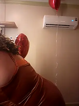 Snapshot of Milfshakecafe chatting on February 15, 4:14 am Milfshakecafe online show from February 15, 4:14 am