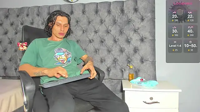 Snapshot of marcus_smithh chatting on December 4, 10:46 am marcus smithh online show from December 4, 10:46 am