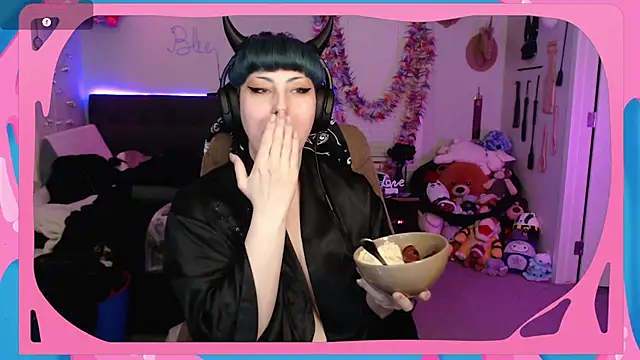 Snapshot of CirqueNoirBlu chatting on March 4, 2:06 am CirqueNoirBlu online show from March 4, 2:06 am