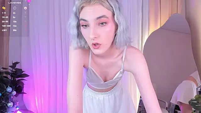 Snapshot of Mia_Cheers chatting on December 15, 4:48 pm Mia Cheers online show from December 15, 4:48 pm