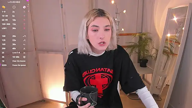 Snapshot of Mia_Cheers chatting on February 13, 5:22 pm Mia Cheers online show from February 13, 5:22 pm