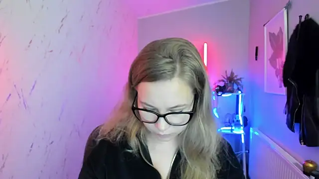 holly xglam online show from November 12, 7:03 pm