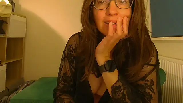 Snapshot of Ella_Next_Door chatting on May 6, 8:58 pm Ella Next Door online show from May 6, 8:58 pm
