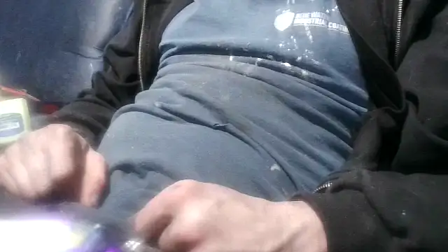 Snapshot of robeaulieu02 chatting on January 28, 1:05 pm robeaulieu02 online show from January 28, 1:05 pm