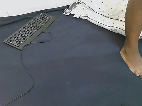 lella-0 online show from April 4, 9:40 am