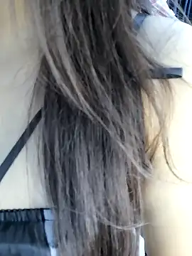 Snapshot of _Linez_ chatting on October 8, 6:27 pm  Linez  online show from October 8, 6:27 pm