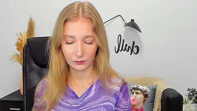 Snapshot of LolaWilsons chatting on January 17, 9:49 am LolaWilsons online show from January 17, 9:49 am