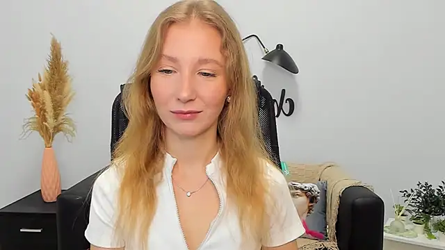 Snapshot of LolaWilsons chatting on January 28, 6:16 am LolaWilsons online show from January 28, 6:16 am