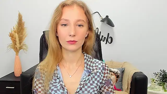 Snapshot of LolaWilsons chatting on February 5, 6:24 am LolaWilsons online show from February 5, 6:24 am