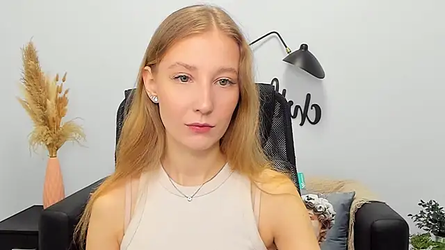 Snapshot of LolaWilsons chatting on March 18, 6:14 am LolaWilsons online show from March 18, 6:14 am