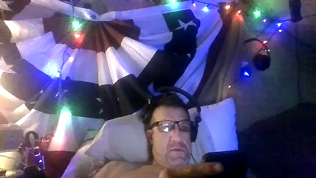 Snapshot of Manwhorxxlcock chatting on December 22, 11:18 am Manwhorxxlcock online show from December 22, 11:18 am