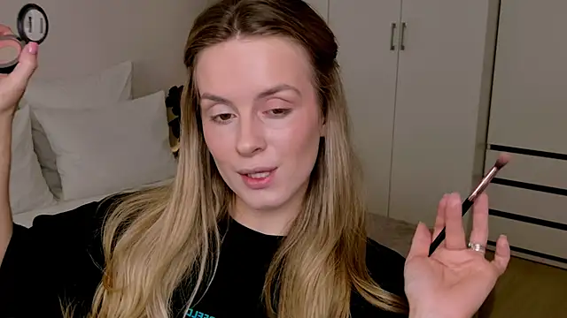 RozzitaBedberry online show from February 2, 5:00 pm