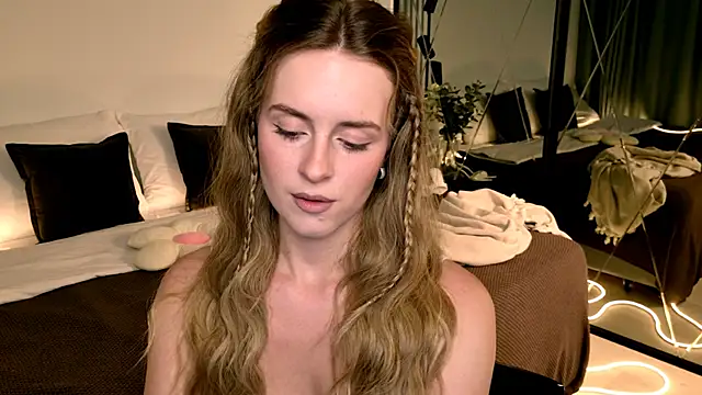 RozzitaBedberry online show from May 16, 1:43 pm
