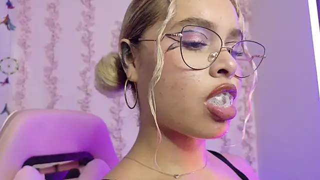 Haelycute online show from March 7, 2:08 am