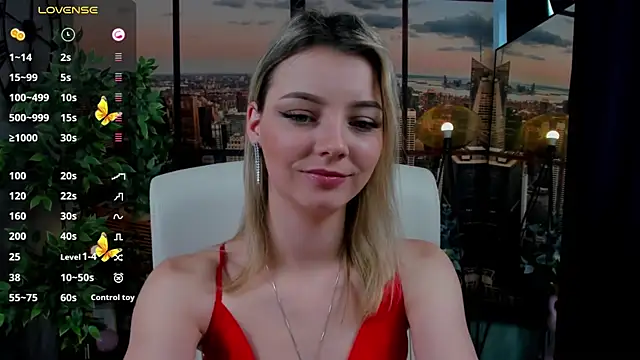 pretty little thing online show from December 6, 10:16 am