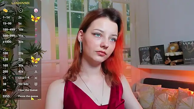 pretty little thing online show from March 3, 7:17 pm