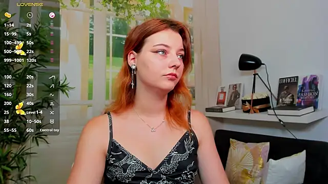 pretty little thing online show from September 10, 12:05 pm