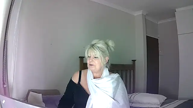 Snapshot of Miahotmilf chatting on December 29, 9:09 pm Miahotmilf online show from December 29, 9:09 pm