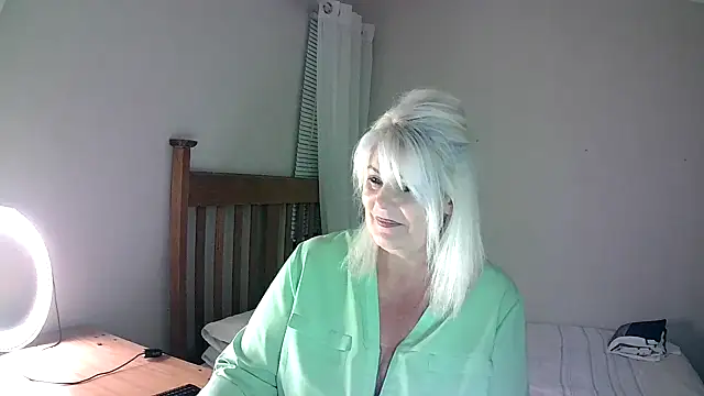 Snapshot of Miahotmilf chatting on February 4, 7:11 pm Miahotmilf online show from February 4, 7:11 pm