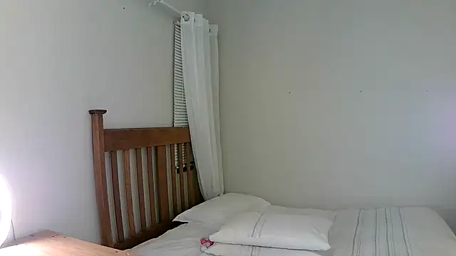 Snapshot of Miahotmilf chatting on March 8, 5:54 pm Miahotmilf online show from March 8, 5:54 pm