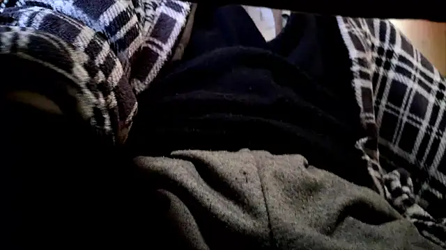 Snapshot of hidenyan02 chatting on December 6, 5:20 am hidenyan02 online show from December 6, 5:20 am