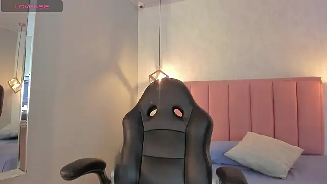 SUNNYCYRUS online show from November 1, 12:40 pm