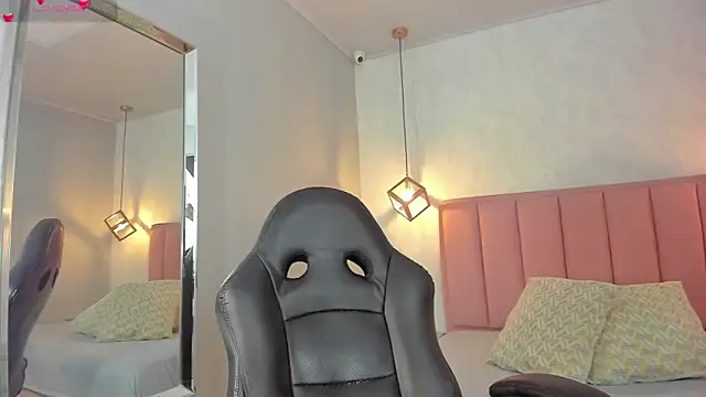 SUNNYCYRUS online show from March 5, 12:45 pm