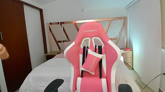 emma lopes online show from April 7, 9:37 pm