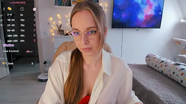 Snapshot of violet_blue_eyes chatting on February 6, 11:24 am violet blue eyes online show from February 6, 11:24 am