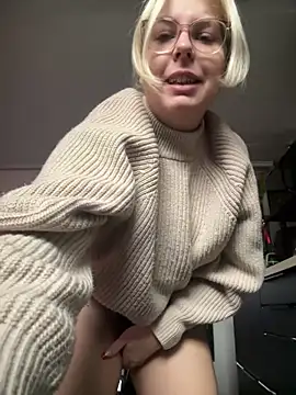 Snapshot of Livewithlucy chatting on December 15, 11:23 am Livewithlucy online show from December 15, 11:23 am